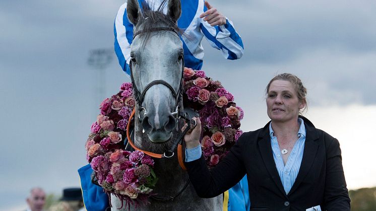 Thundering Blue med jockey Fran Berry efter segern i Stockholm Cup International