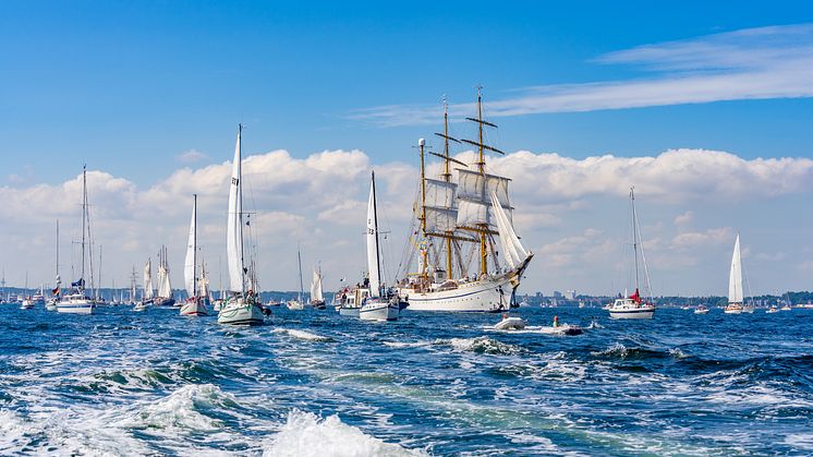 Zur Kieler Woche brechen viele Traditionssegler zu vielfältigen Segeltörns auf.