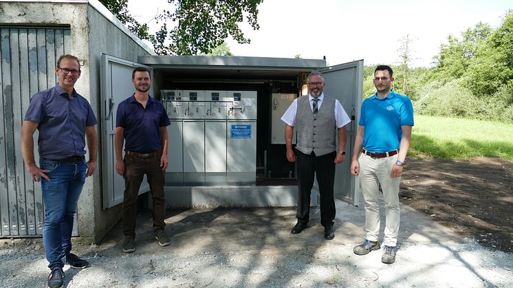 Nach dem Hochwasser in Selbitz sorgt nun eine neue intelligente Ortsnetzstation für eine höhere Versorgungssicherheit. Das Bayernwerk und Vertreter der Stadt trafen sich zur Inbetriebnahme.