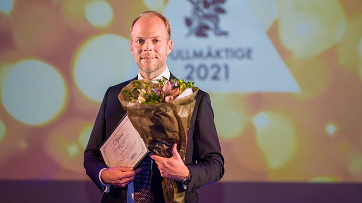 Fredrik Larsson, AT-chef på Södersjukhuset, mottar Läkarförbundets hederspris "Läkare som leder". Foto: Liisa  Eelsoo