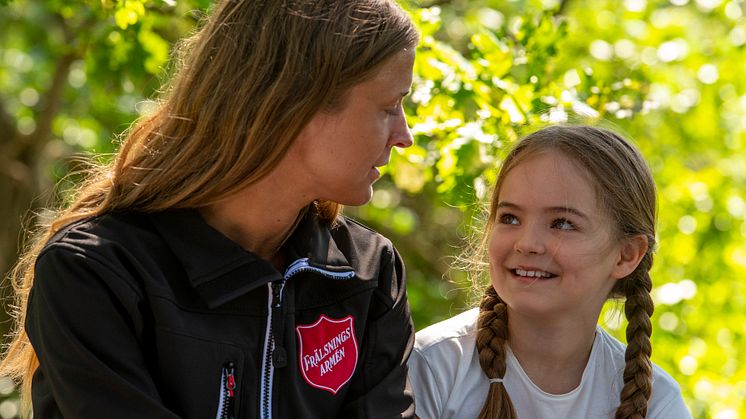 Under juni månad genomför Frälsningsarmén en insamling under temat ”Vi sätter fart på sommaren”. Kampanjbild: Jonas Nimmersjö