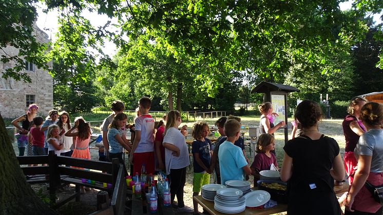 Geschwisterkinder fahren ins Sommerfreizeitcamp nach Oberau
