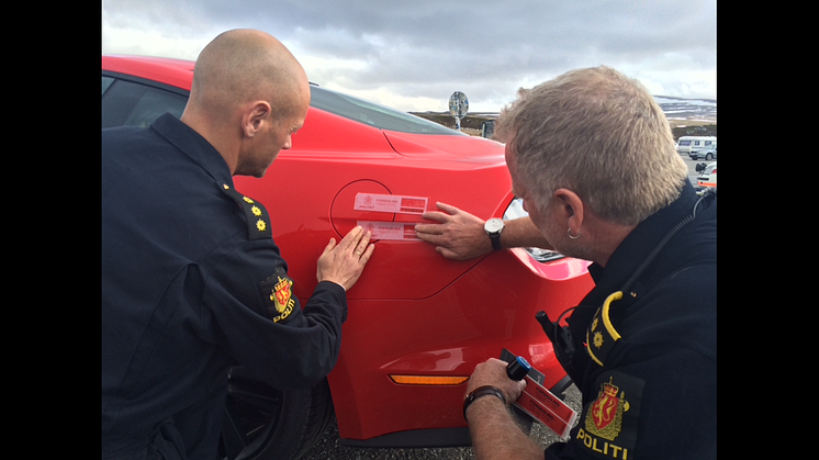 Knut og Henrik satte verdensrekord med sportsbilikonet Ford Mustang. Her ved Polarsirkelen før avreise og politiet forsegler drivstofftanken