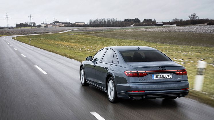 Audi A8 TFSI e (Plasmablå)
