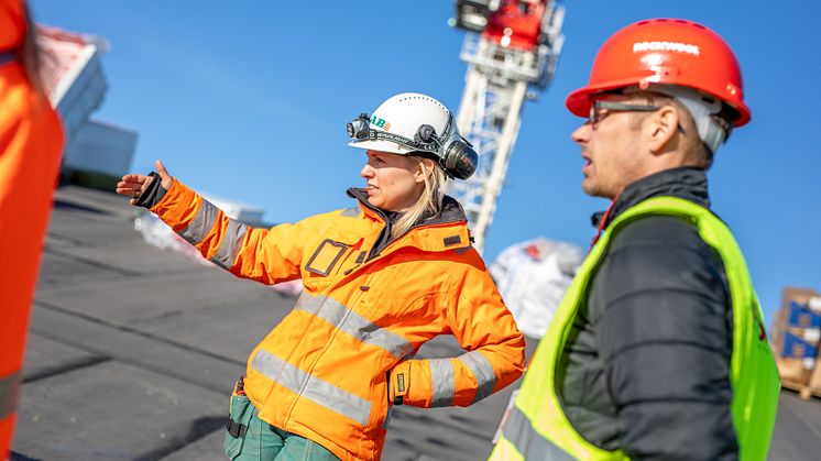 ”Det känns bra att veta att ROCKWOOL isolering kommer att återvinnas till nya produkter istället för att gå till deponi", säger Arbetsledare Louise Goksöyr på Peab.