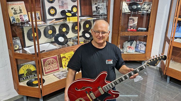 Lasse Theander, visar upp sin samling av Elvis-kuriosa i Albinsson & Sjöbergs Bilmuseum från och med 5 april På bilden håller han i en exakt likadan Hagström-gitarr som Elvis använde vid sin comeback 1968