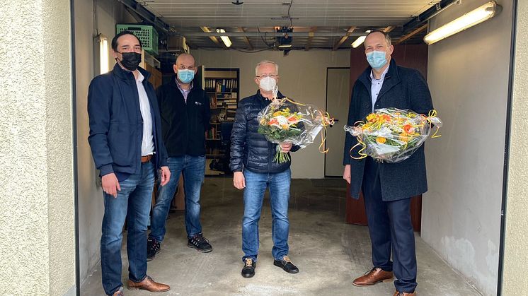 V. l. n. r.: Christian Fauland (Projektmanager Bau Deutsche Glasfaser), Dennis Scheffler (Bauleiter Deutsche Glasfaser), Herr Weise (erster aktivierter Kunde) und Carsten Kranz (Bürgermeister)