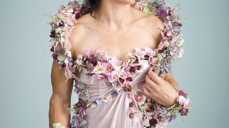 Blomsterkjeden Mester Grønn har kledd Marit Bjørgen med blomster fra topp til tå, i en vakker blomsterkjole. Foto: CF Wesenberg/Kolonihaven.no