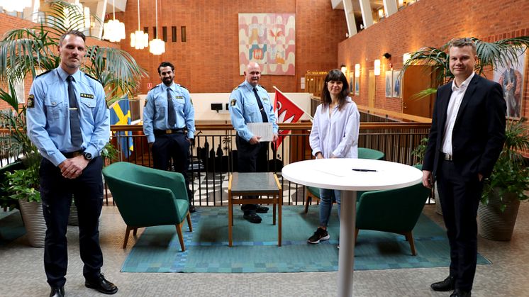 Enade för en tryggare kommun. Mattias Ramsö, lokalpolisområdeschef, Nadim Ghazale, kommunpolis, Anders Cronehag, kommunpolis, Åsa Skytt Jansson, verksamhetschef Fritids- och folkhälsoförvaltningen och Ulf Olsson, Kommunstyrelsens ordförande.