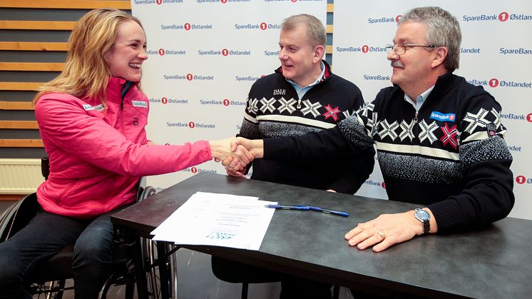 Richard Heiberg (t.v.), styremedlem i SpareBank 1-alliansen, og skipresident Erik Røste signerte avtalen under NM på Gåsbu, der SpareBank 1 Østlandet, med Heiberg som adm. dir., er hovedsponsor. Her sammen med Birgit Skarstein. Foto: NTB/Scanpix