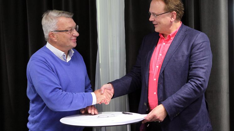 Stig Bertilsson, kommunalråd i Bengtsfors kommun, och Martin Hellström, rektor för Högskolan Väst, har just skrivit på en avsiktsförklaring mellan Campus Dalsland och Högskolan Väst.