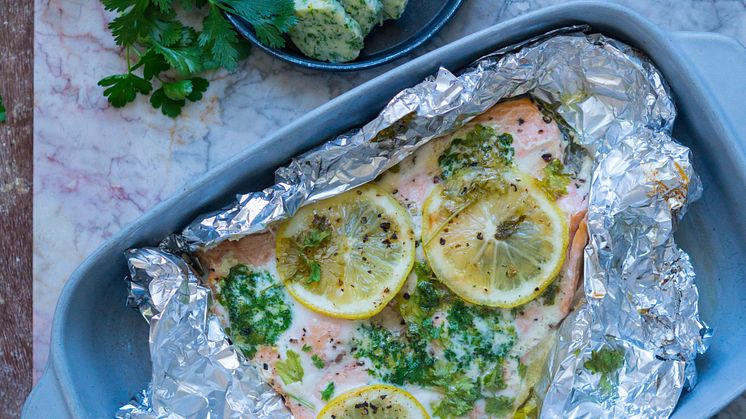Bagt laks med citron- og persillesmør