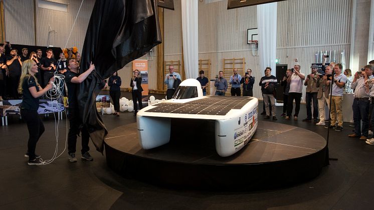 Här visas solbilen upp för första gången. Foto: Daniel Ekman