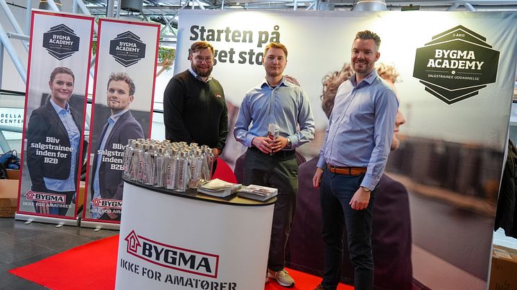 Fra venstre tidligere salgstrainee og nuværende intern sælger i Bygma Otterup, Casper Holten Nielsen, nuværende salgstrainee i Bygma Amager, Rasmus Gjørup og salgschef hos Bygma Amager, Daniel Green Larsen. 