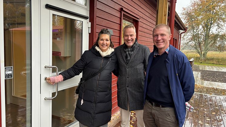 Representanter för OBOS och NPF-specialisterna (till vänster) vid tillträdet av det nybyggda LSS-boendet i Mosås. 