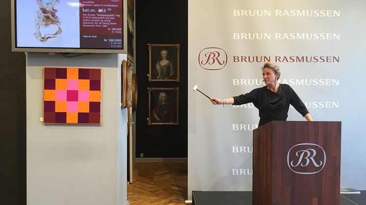 Alexa Bruun Rasmussen sælger Arje Griegsts unikaring for 360.000 kr.