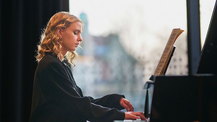 Julia Isaksson, piano, gästar Lill-lördag på Palladium – AW med klassisk musik – den 11 september. Foto: Christoffer Lomfors.