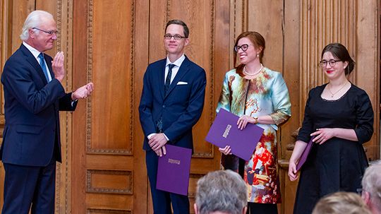 Kungen gratulerar Vitterhetsakademiens stipendiater Svante Landgraf,  Petra Dotlačilová och Annie Burman som mottog diplom under onsdagen. Foto: Henrik Garlöv/Kungl. Hovstaterna