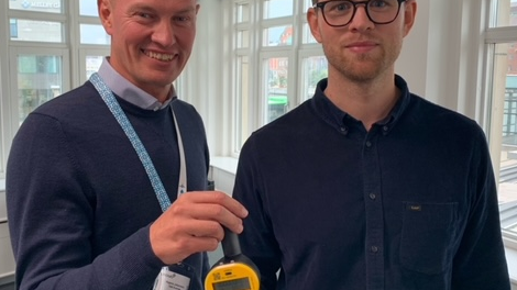 Magnus Johansson, Dahl Sverige AB, tillsammans med Simon Granath, projektledare för smarta vattenmätare på VA SYD.