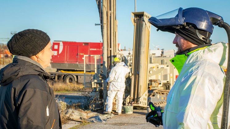 I bakgrunden pågår provborrningen på södra BT Kemi-området. I förgrunden samtalar Eva Ringshagen, chefsingenjör miljö, med David Bohgard, projektstöd BT Kemi.
