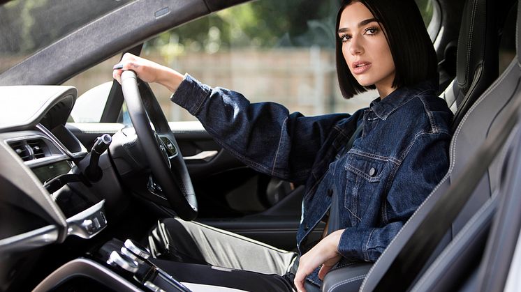 Sangerinden Dua Lipa og bilproducenten Jaguar har netop indgået et banebrydende partnerskab, der samtænker musik og teknologi.