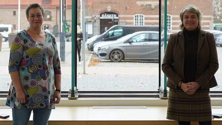 Regionråden Annette Linander (C) och Birte Sandberg (C) tycker att det är glädjande att C-väljarna är mest positiva till vaccination mot coronaviruset.