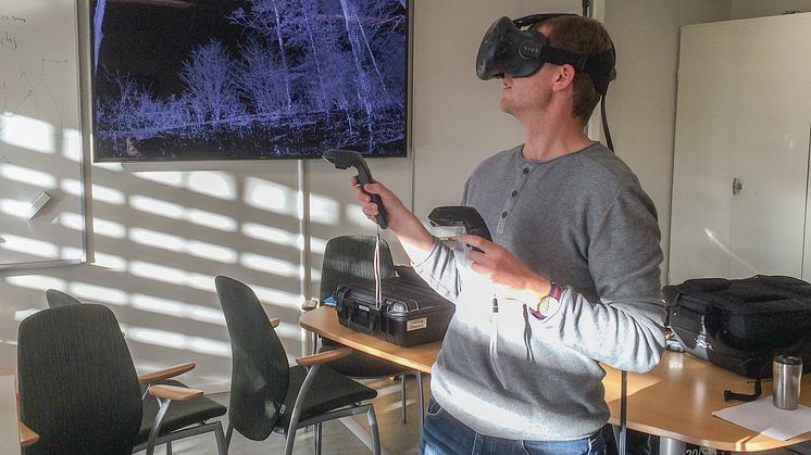 I Ljungbergslaboratoriet finns avancerad utrustning för Virtual Reality. Här använder jägmästarstudenten Oscar Jakobsson utrustningen för att ”flyga” runt i en marklaserskannad björkdunge. Foto: Mattias Nyström, SLU.