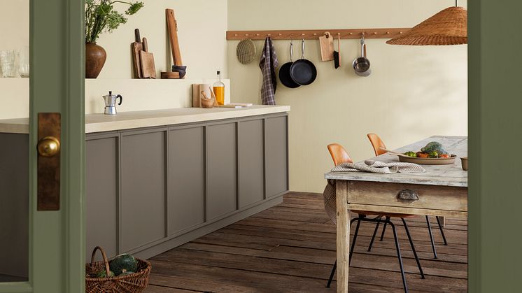 Jotun-LADY-vegg-1276-Soft-kjokkenskap-11012-Rustic-Brown-Dor-8575-Natural-Green-liggende