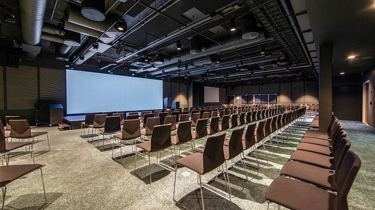 LEDIGE LOKALER: Store konferansesaler står klare til å ta imot varer eller annet.