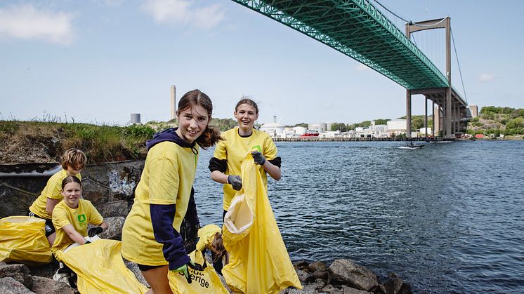 Rekordmånga idrottsungdomar städade Sverige 2023. Här Älvsborgs FF F09 vid en städning i Göteborg.