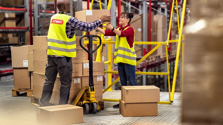 Sustainability Strategy_Employees in warehouse