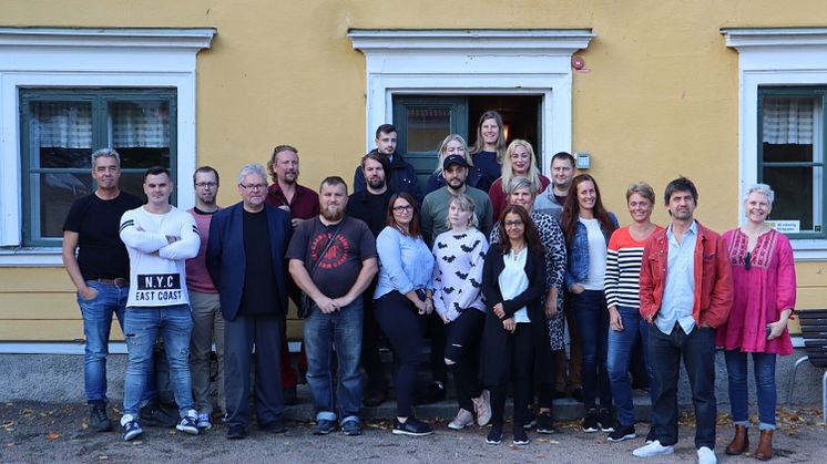 Konstnärer och studerande vid cross-media-utbildningen i Mariestad som deltagit i Off Season Art Gardening. Lotten Svensson, lektor i produktionsteknik står längst till höger