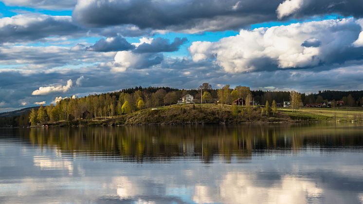 Sunne kommun avsätter nu årligen en halv miljon kronor för att bidra till att landsbygden utanför tätorten ska utvecklas. Vy över sjön Fryken och Berga hembygdsgård i Lysvik, Sunne. Foto: Jens Vik