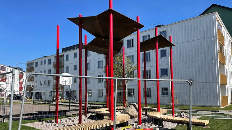 Konstinstallationen Magisk sten No7 håller på att färdigställas inför invigningen den 14 maj på Tynneredsdagen. 