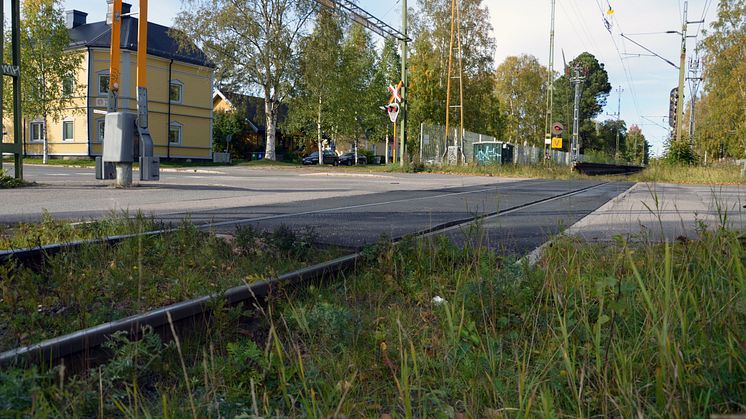 Konventionell järnväg möter rälsparti på solid betongplatta 