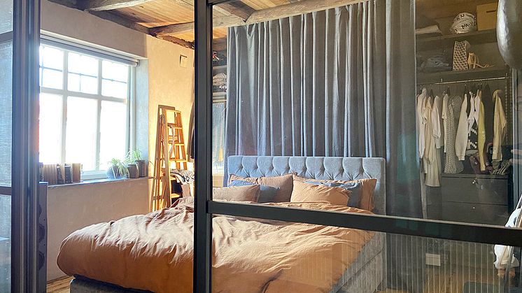 Elfa_Bedroom_Closet_2_graphite_Maria_1280