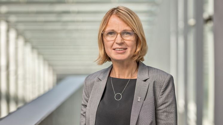 – Det är mycket glädjande att utredningen nu är överlämnad till regeringen. Vi ser fram emot det fortsatta arbetet, säger riksbibliotekarie Karin Grönvall. Foto: Jann Lipka