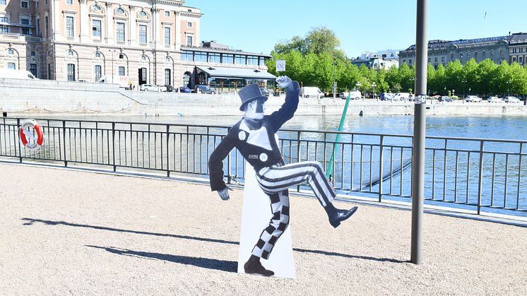 Jean har gett sig ut på stan för att berätta att Dansmuseet har utökade öppettider.