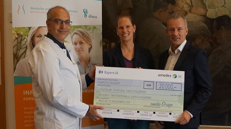 Scheckübergabe in der Berliner Charité. Von links: Prof. Dr. med. Jalid Sehouli (Vorstandsmitglied Deutsche Stiftung Eierstockkrebs), Juliane Ahlers, Prof. Dr. med. Christoph Keck 
