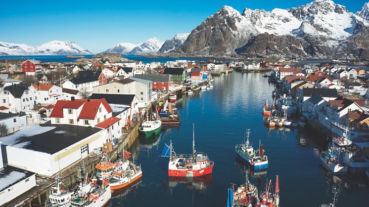 Klassisches Fischerdorf in Nordnorwegen. Ohne die Fischerei gäbe es viele kleine Gemeinden entlang der norwegischen Küste nicht.