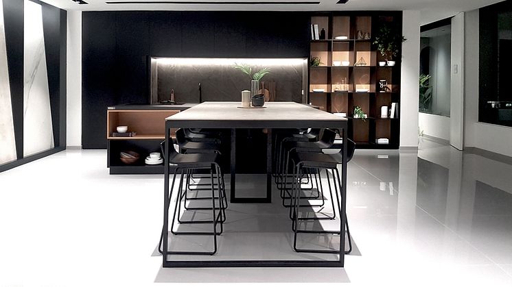Det nya ”Cosentino Center” i Kuala Lumpur har en total yta på 2 400 m2 av vilket 600 m2 har använts till kontorsutrymme och Cosentinos eget showroom samt 200 m2 är avsett för visningar i samarbete med andra företag inom sektorn