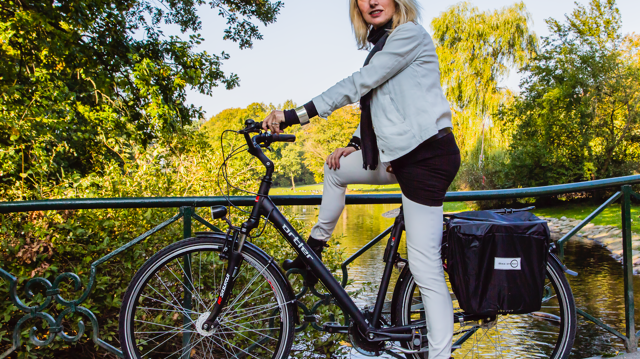 Regnskydd till cykelkorg, Bike sm Art, kvinna på bro