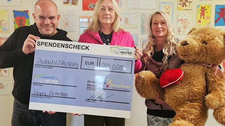 André Neudert, Elvira Wegner und Juliane Beer präsentieren stolz den Spendenscheck
