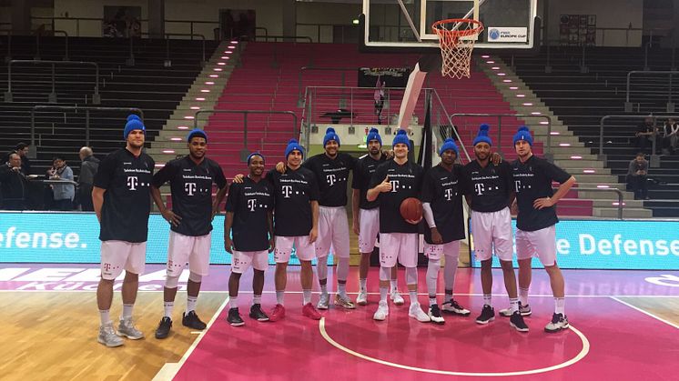 Mit blauen Mützen für den guten Zweck - Telekom Baskets Bonn