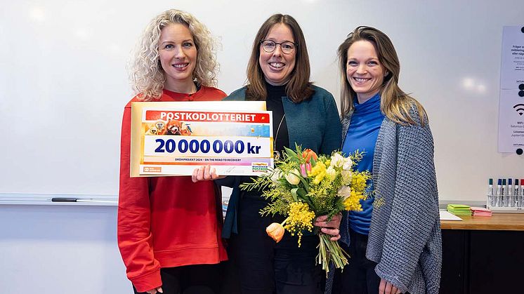 Från vänster: Sandra Dahlberg Postkodlotteriet, Petra Nyberg tf generalsekreterare SOS Barnbyar, Gabriella Kamal Programansvarig SOS Barnbyar.