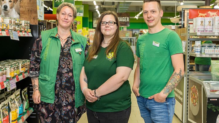 Gabriela Fuchshofer, Tanja Berr und Michael Schwaiger aus der Steiermark schlossen erfolgreich die Weiterbildung zu Katzenexpert:innen ab und freuen sich auf die Fragen der Kund:innen. 