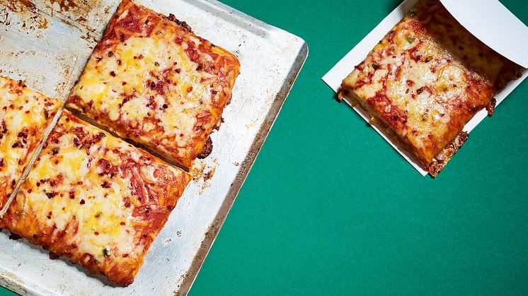 Fyrkantspizza Chili Cheese är en saftig pizza med sting.