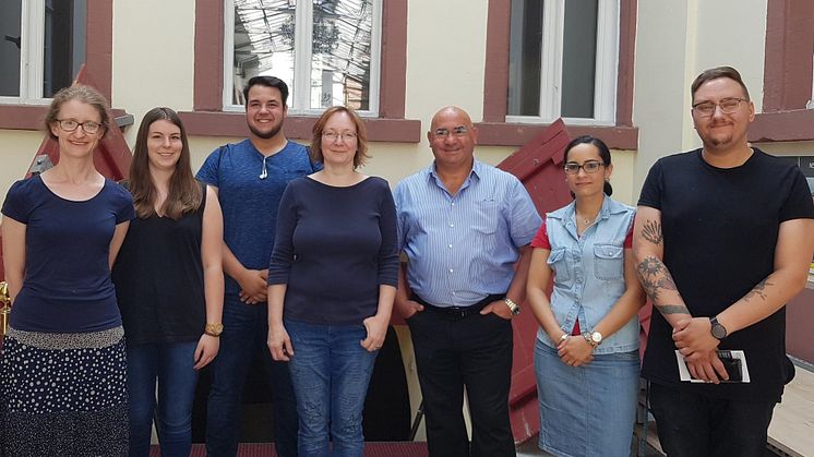 (v.li.): Naemi Fast, Lena Hübner, Paul Athanasou (Studierende), Sylvia Löffler (Dozentin), Daniel Strauß (Vorsitzender Verband der deutschen Sinti und Roma), Melody Klibisch (Referentin für Kultur - und Identitätsforschung im  VDSR), David Eberhardt 