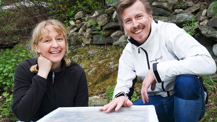 Lotta och Paul vid de nya kuporna