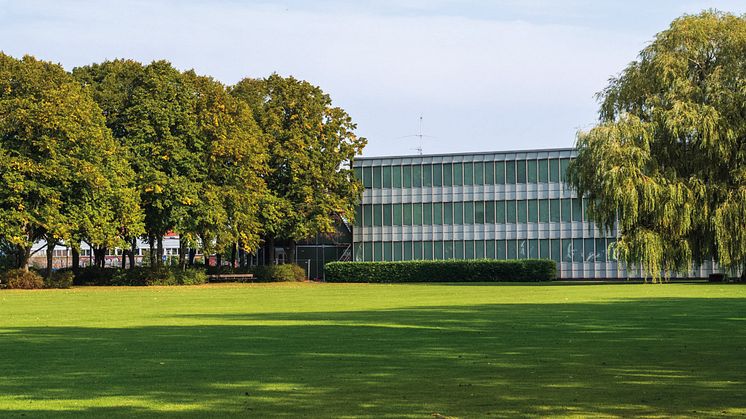 Den nye rådhusbygning kommer til at ligge sammen med Arne Jacobsens fredede rådhus og de fredede omgivelser ved rådhuset. Den nye bygning skal samle de administrative og borgerrettede arbejdspladser uden for det eksisterende rådhus
